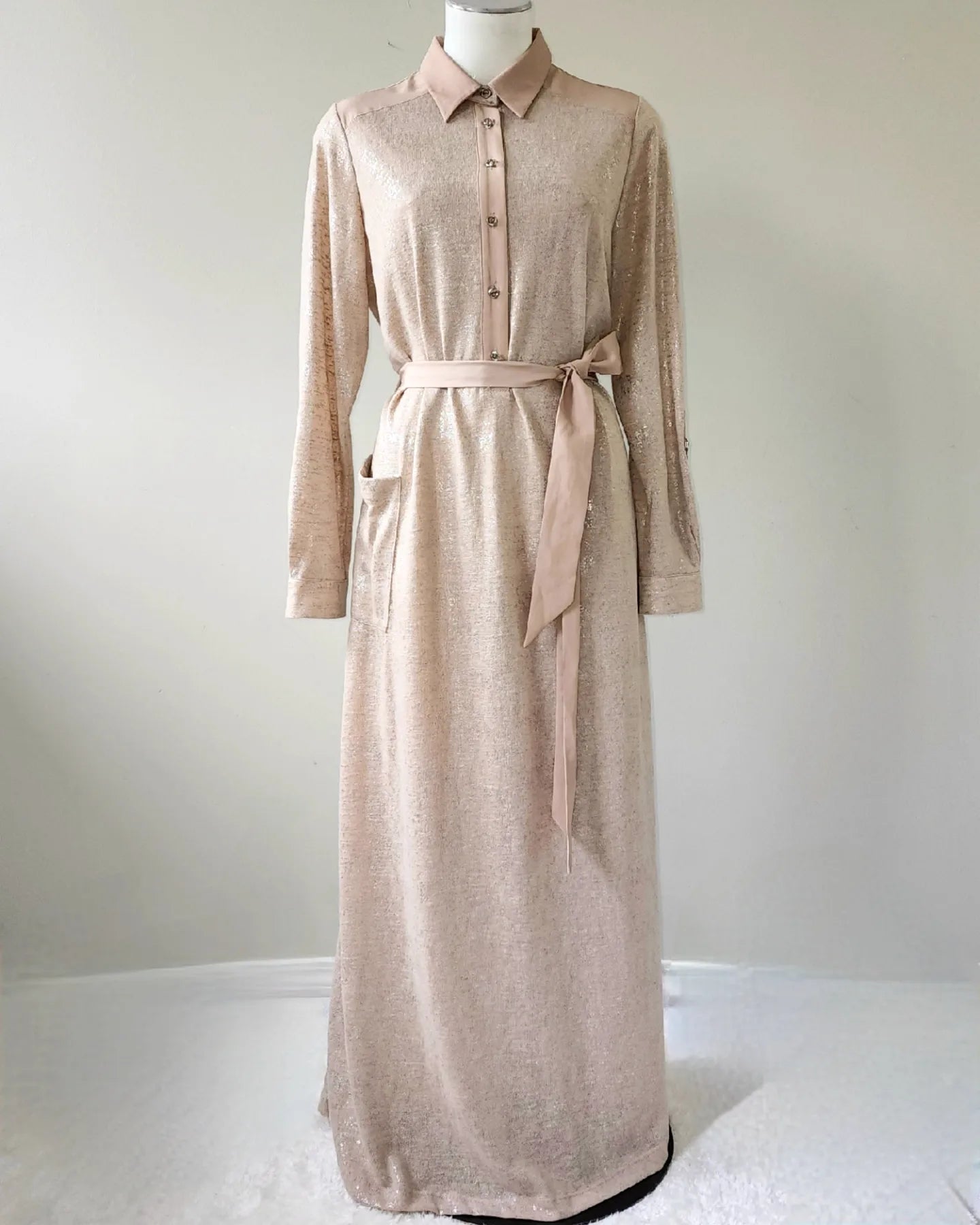 Long shimmer dress with belt
